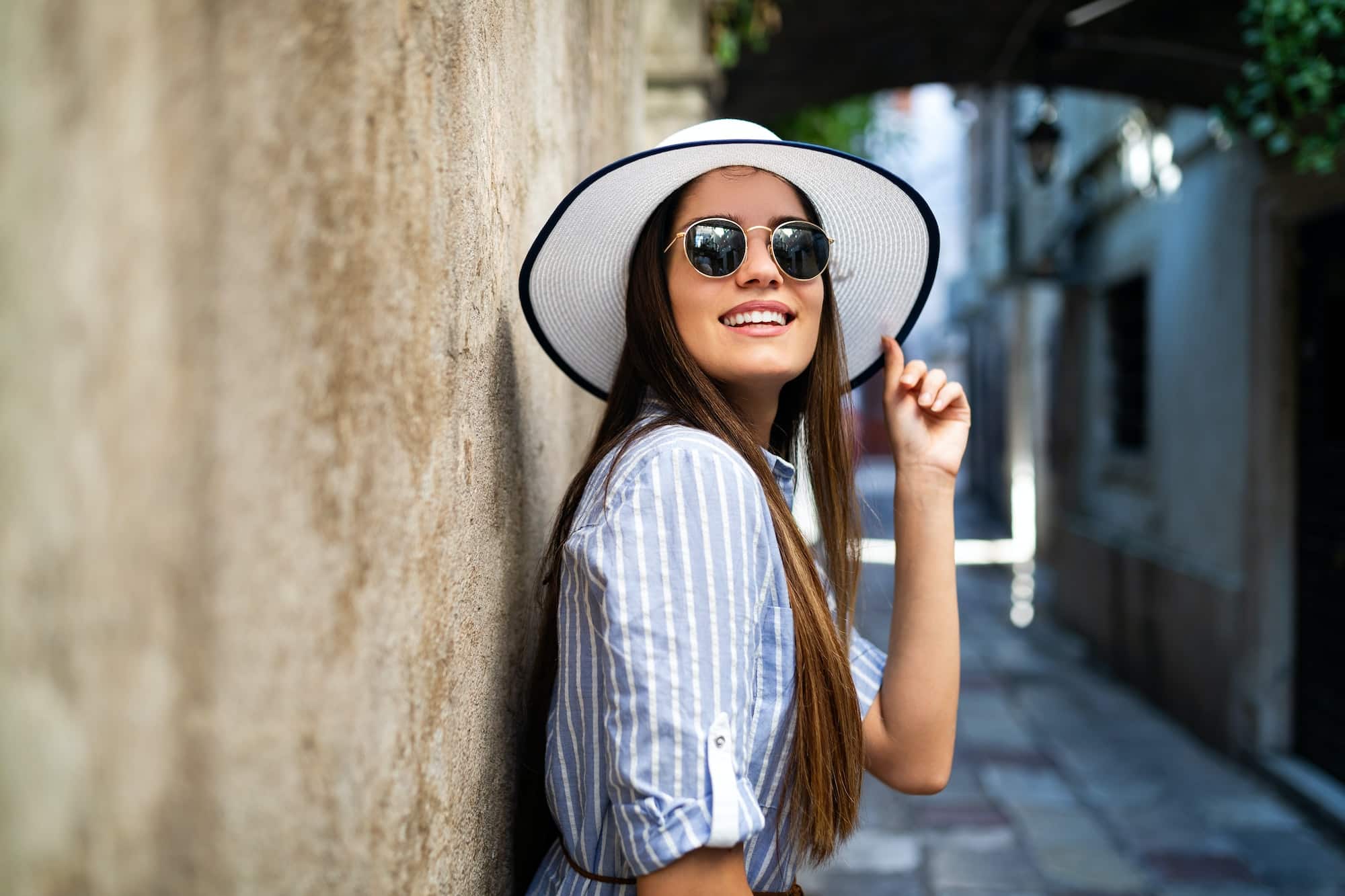 Smiling summer woman with hat and sunglasses on vacation